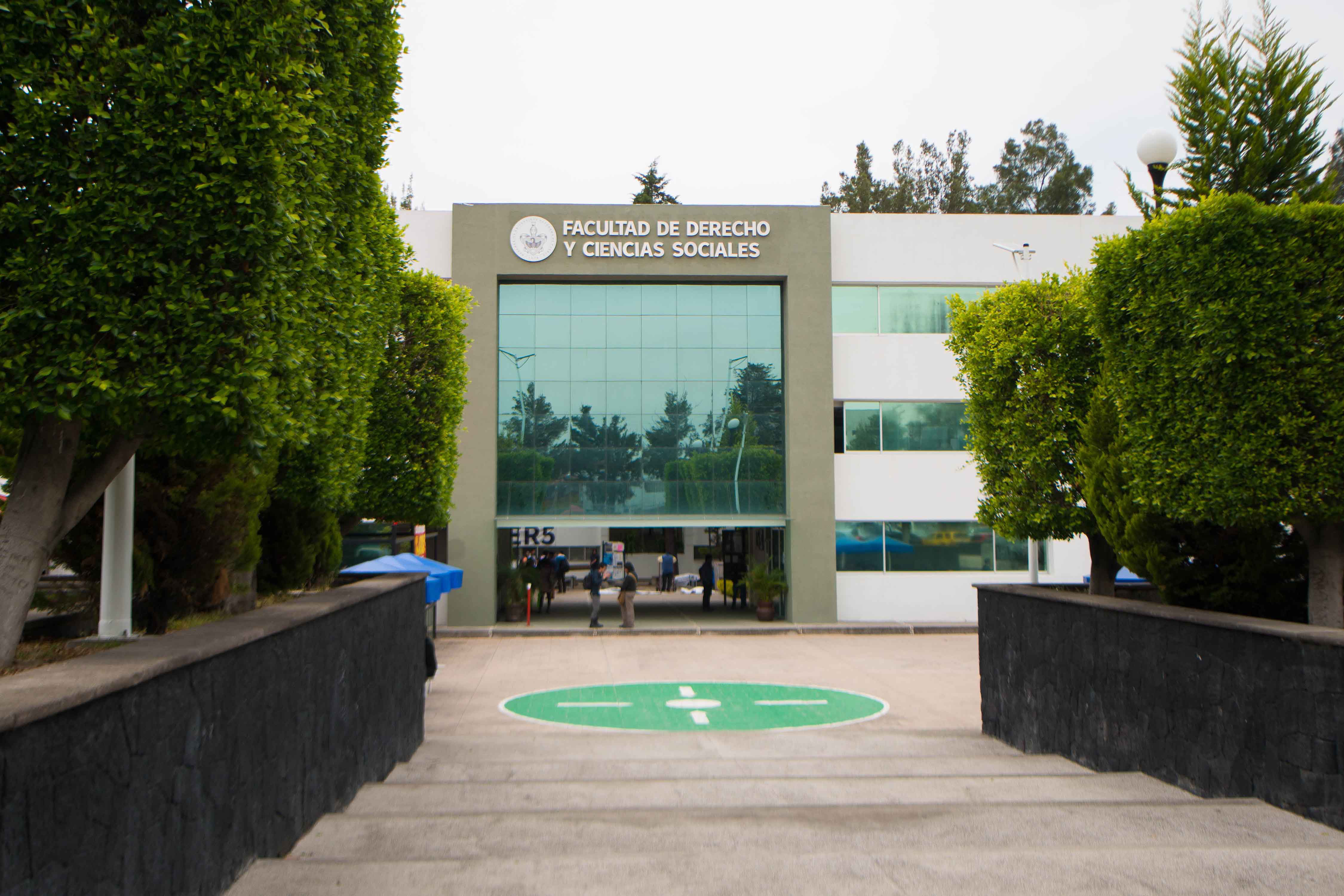 Egresados de Derecho abonan a una cultura de paz y a una sociedad más
